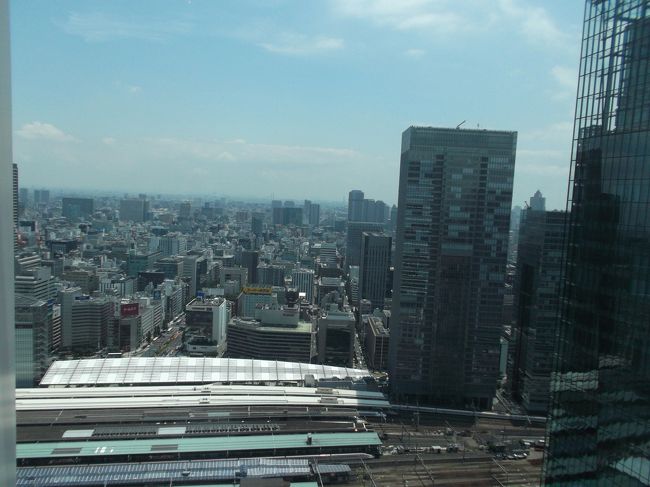 取り敢えず、窓際の席に案内されました。<br /><br />ここで・・・やっぱり先に案内された方々が皇居側の眺めの良い席に案内されるので順番て大切なのね。。。と思った。<br /><br />あ〜っ！予約の出来ない店って面倒＞＜<br /><br /><br />そして、平日ランチビュッフェのお客さんは大半が女性。