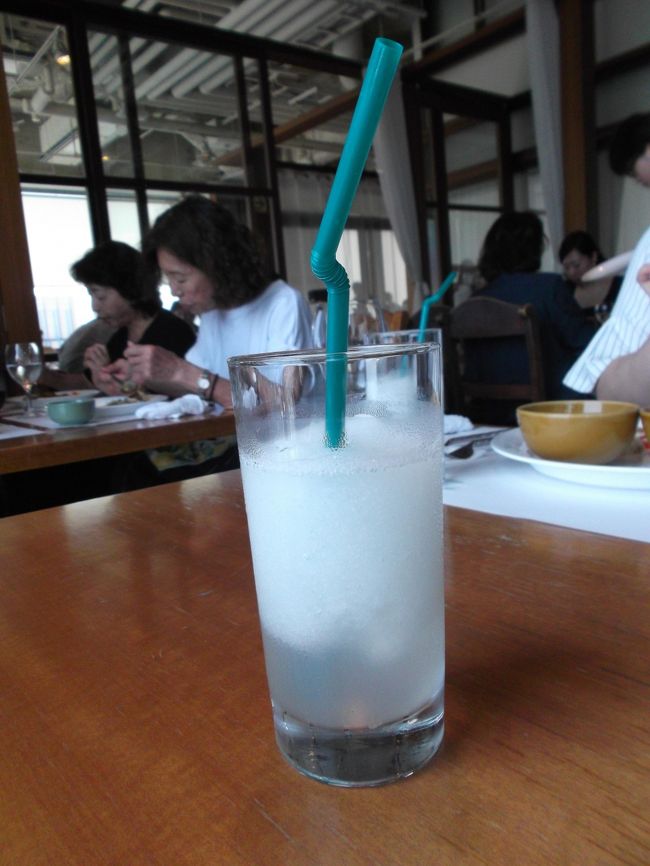 食べログのクーポンで無料のライムスムージー<br /><br />ビュッフェにドリンクは付いていません。