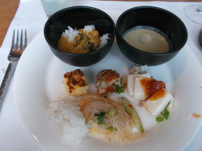 ２皿目<br /><br />カレーは辛い物と辛くない物が２種類置かれています。<br /><br />食べ終わるとすぐに綺麗なお皿と変えてくれます。