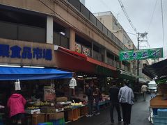 マックで時間を潰してから、8時くらいに仙台朝市に行きました。朝市といっても、9時〜始まる店がほとんどなのでまだ準備中です。