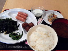 このホテルは朝ご飯付きなので、しっかりと食べてお出かけしました。
野菜不足を解消するために沢山のワカメを頂きました。
