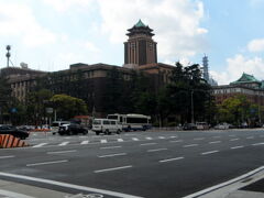 看板もそうですが駅の名前になるだけあって向かいの市役所の建物凄いですね。
後で近くに行ってみましょう。
