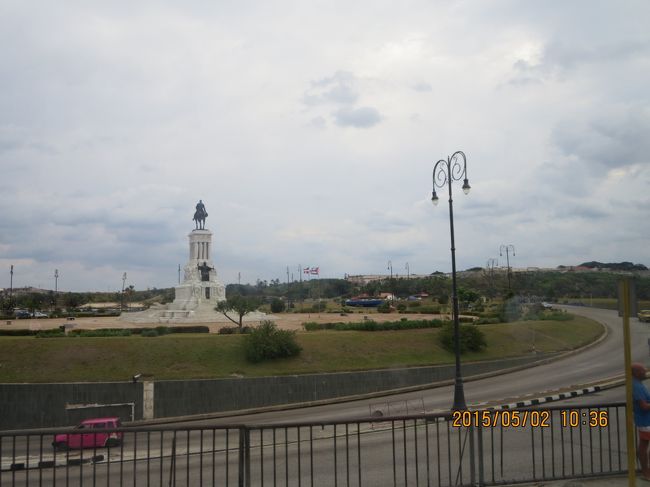 帰りのバスの　車窓から<br /><br />う〜ん＾＾；<br /><br />何の　モニュメントだったか・・