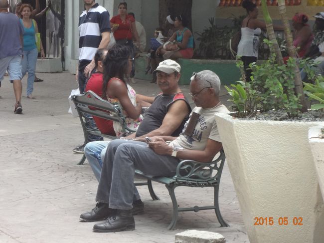 ゆった〜り<br />と　暮らしているキューバの人々♪<br /><br />この中にいると　私ものんび〜りしてくる＾＾<br /><br />心地よかった♪<br /><br /><br />さて・・　<br />名残り惜しいけど<br />そろそろ　空港へ行きましょうか