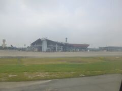 ハノイ・ノイバイ国際空港に到着。
首都空港と思えないほど、ローカルな雰囲気。