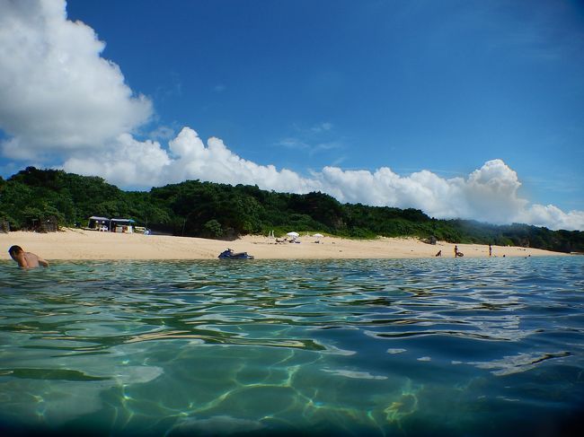 底地ビーチは見事に潮が引いていました！！<br /><br />干潮でも充分泳げるというサンセットビーチまで急いで北上しました。