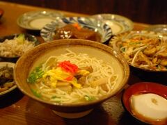 快晴の那覇に到着したらレンタカーを借りて、まずはお昼。
国際通り近くにある「ゆうなんぎい」へ。
お店の人のおすすめ、フーチャンプル、沖縄そば、ラフテー、付け合わせでジーマミ豆腐、ミミガー・・・THE沖縄料理！