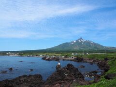 7時方向にある仙法志御崎公園から見た利尻山、裾野まで見渡せる。