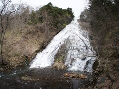 今日は奥日光を歩いてみます。まずは湯ノ湖から流れ落ちる湯滝を見ます。