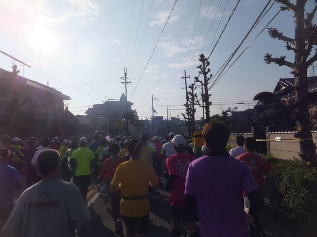 坂を下っていきます。人が多いのでスピードは出せませんがだらだらと下って行きます。