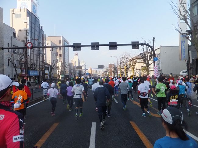 広い通りを西に向かって走ります。