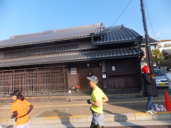 広く整備された道路ですが、こんな昔ながらの建物もあったりします。