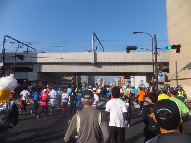 ＪＲ奈良線の高架をくぐります。