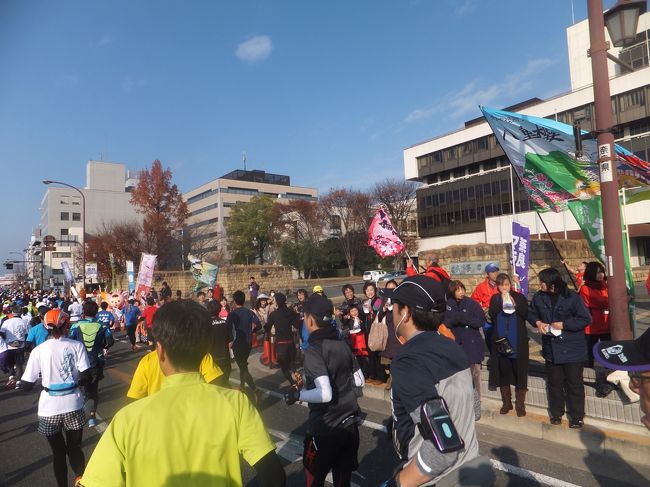 奈良市役所前までやってきました。さすがにすごい応援です。