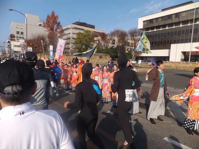 地元の学生でしょうか、昔の奈良時代の衣装のような者を着て応援してくれていました。