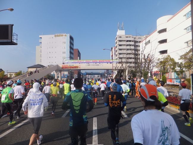 歩道橋には「ペースを守ってENJOY RUN」の文字が。自分のペースを守って走るのって実は意外と難しい。
