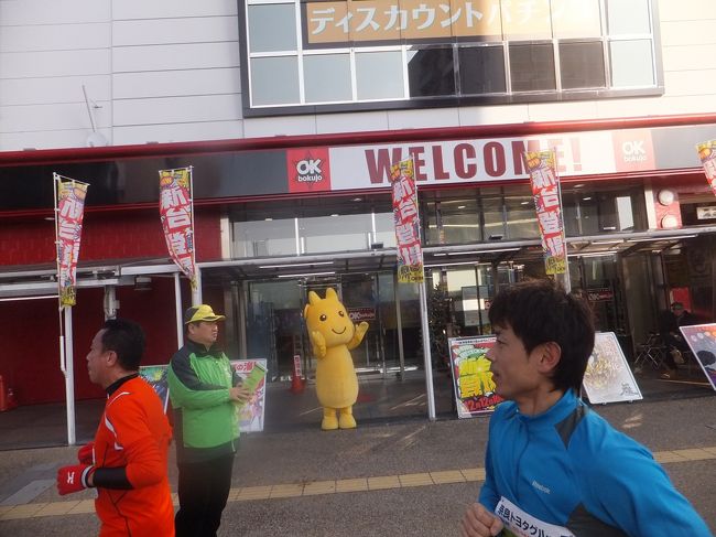 パチンコ屋さんの前にもお店のゆるキャラが。こういう応援はいいですね。<br />