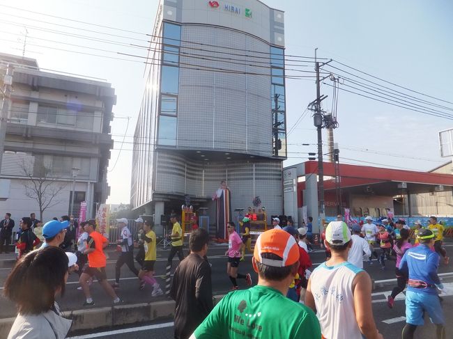 謎の美女が韓国語の歌を歌いながらランナーを応援。かなりインパクトありました。