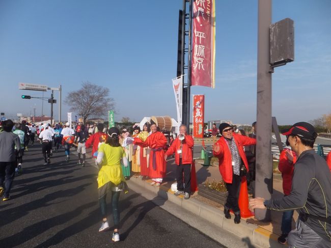 平城宮跡前までやってきました。当時の服装を着て応援。