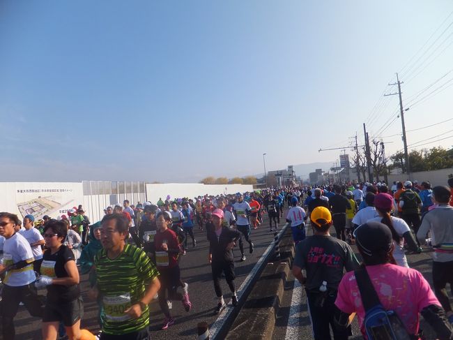 折り返し。まだまだランナーは反対車線を走ってきます。