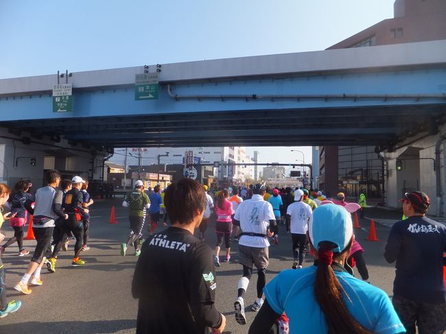 道路をくぐってきた道をもどります。このあたりになると反対車線のランナーは少なくなってきました。