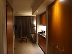 今宵の宿、“ル・クリスタル”は、トラベラーのdankeさんのお友達、KMさんが働いているホテル。
モントリオールに泊まることになって、紹介していただいたのです。

キッチンとリビングもあるお部屋に感激〜！