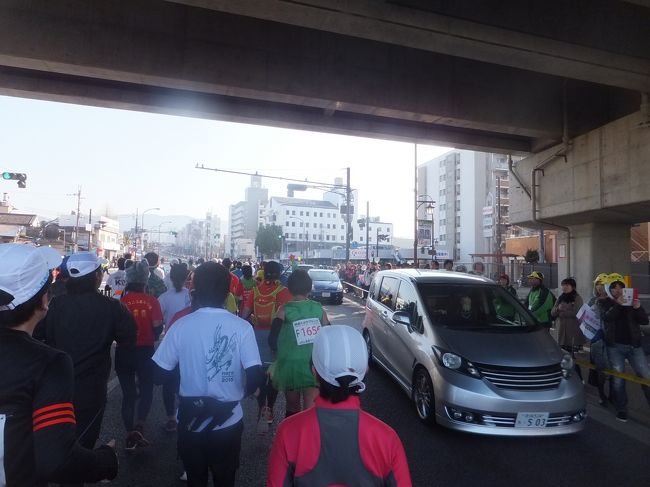 ＪＲのガードをくぐります。<br />ここは一車線だけ自動車が走っていました。