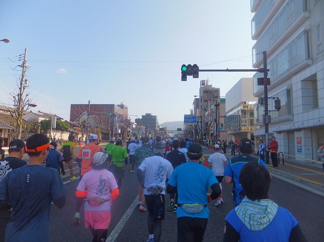 右一車線を空けて走ります。
