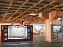 駅の構内は木のぬくもりが感じられる和風建築。格天井がステキです。

それにしても人がいないな〜（＾＾；）
平日のお昼はいつもこんなカンジなんでしょうか…