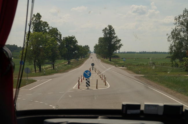 ここを左折する。右前方に屋根の無いバス停（Domantai）があるが、シャウレイから定期バスで来る方は大変だろう。<br />