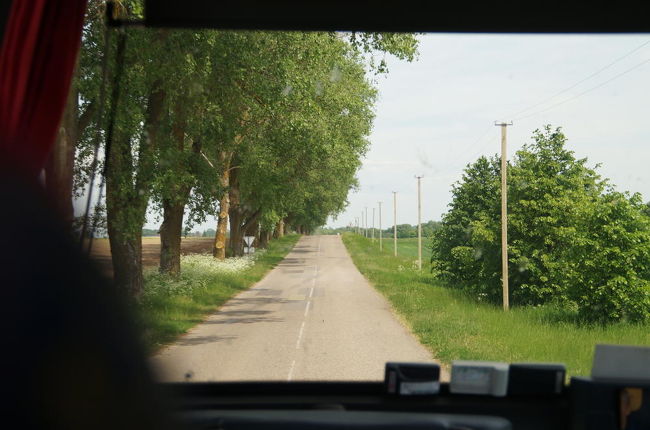 こんな田舎道を少し走ると・・・<br />