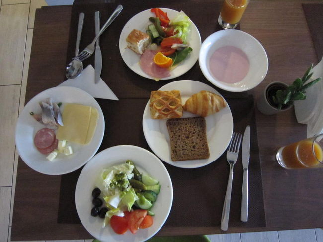 6/01<br /><br />8:00　朝食はこんな感じ。ニシンの酢づけとクロワッサンがおいしかった。<br />