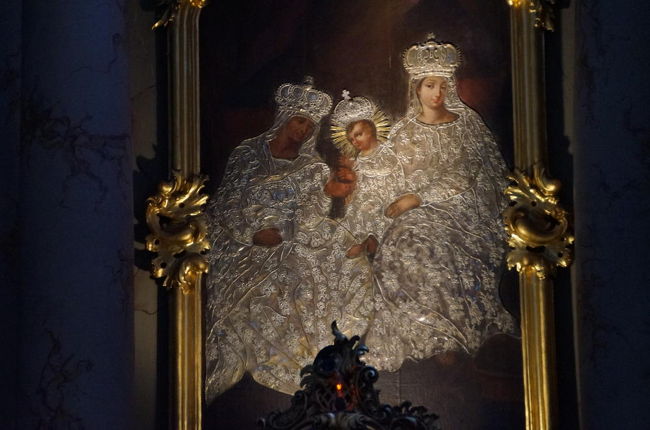 ご本尊は聖アンナと聖母子のイコン。<br />