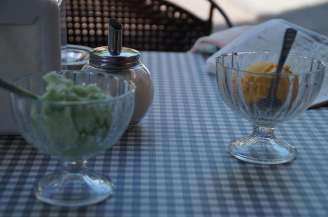 街中にある琥珀博物館でオプショナルツアー参加組とフリー組は別れ、フリー組はここで解散。解散後メインロード沿いにあるカフェで休憩。道行く人々を見ながらジェラートでクールダウン。なお、ウェイトレスさんに”ジェラート”は通じなかった。<br />