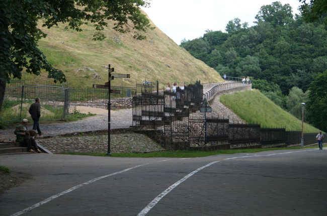 大聖堂、王宮前公園を通過して、ゲディミナスの丘に登る道の入り口へ。入り口にはアコーディオンを弾くオジさんがいた。<br />