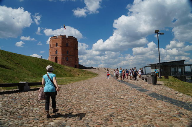 そしてヴィリニュスのシンボルとも言えるゲディミナスの塔。なお、手前右側にあるのはフニクレールの駅。高齢者や子供、障害者にも優しい。乗車はしなかったが片道1Eとのこと。<br /><br />13世紀から建設が始まったゲディミナス城は、初めに丘の上の城が建てられ、16世紀までには下の城も完成したが、現在では塔と城壁の跡、一部の建物の遺跡しか残っていない。<br />