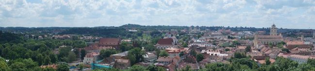 右側が欠けてしまったが旧市街方面のパノラマ。なお、左側の緑が濃い部分がウジュビス共和国？と呼ばれるギャラリーなどが集まっている地区。<br />