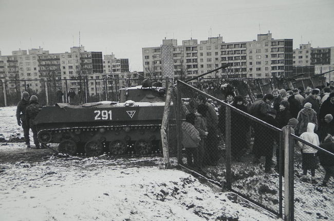 これを知ったビリニュス市民は戦車を阻止しようと立ち上がりソ連の将兵達ともみ合いとなった。<br />