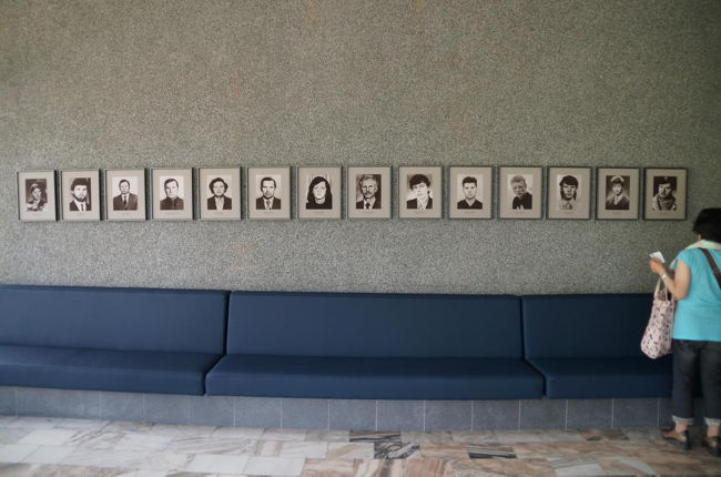 この事件で亡くなった方々の遺影が飾ってあった。<br />