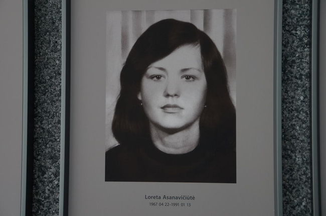 唯一の女性犠牲者である Loreta Asanaviciute さんは、戦車に轢かれて亡くなった。享年24歳。<br />