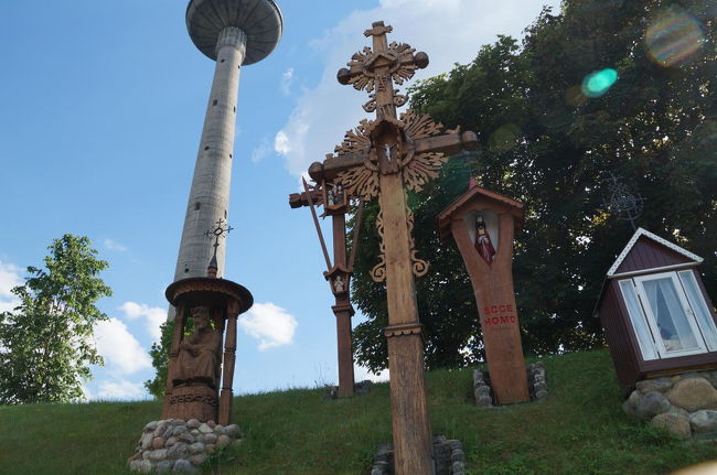 TV塔の近くには犠牲者を悼む十字架が何本か建てられていた。<br />