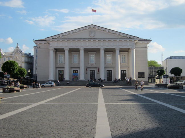 帰りは反対側のトロリーバスでビリニュス駅まで戻り、カミさんがショッピングしたいと言うので再び旧市街まで戻る。ゲディミナス通りにあったニューヨークというファッション店で買い物後、旧市街のメインロードをブラブラ。旧市役所前広場（写真は旧市役所）まで来るが、カミさんここでギブアップ宣言。仕方が無いので広場のTAXI乗り場に並んでいたTAXIに乗り込みホテルまで戻る。TIP込みで11Eと安かった。<br />