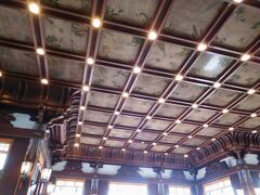 昭和5年完成。日光東照宮御本社の本殿をモデルにしている。