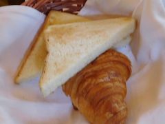 モーニングブレッドの食パンがかなり小さくなった！
厚さ2/3、面積1/2って感じ（´∀｀；）

富士屋ホテルのクロワッサンも美味しいけど、山のホテル（芦ノ湖）のクロワッサンは更にモチモチで美味しい。