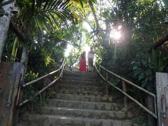 コーヒー農園「Bali Pulina（バリプリナ）」です。

私だけ階段を登って中へ。ヨニさんは駐車場で待ってくれます。