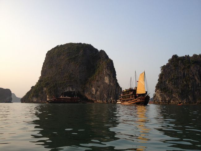 大型船が汽笛を鳴らしながら向かってきたり、近くを通ったあとは波が出るしでとても怖くてハロン湾の景色は全く楽しめませんでした