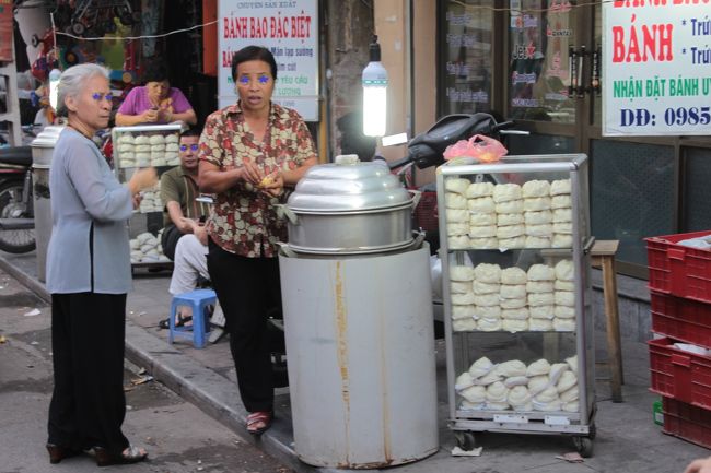 肉まん屋さんが並んでいます<br />小腹を満たすには最適（12000VND)