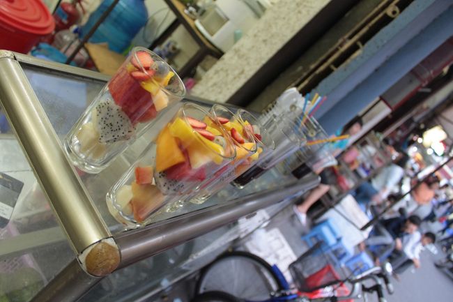 色々なフルーツが入っているカップに練乳をかけ、別皿にかき氷がくるのでお好みで混ぜて食べます<br />甘いのにヘルシーなのが人気だとか<br />お腹を壊さないか心配しましたが、このお店のは大丈夫でした<br />