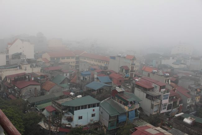 霧に包まれたハノイの朝<br />ハロン湾ツアーに出発です<br /><br />下調べをほとんどしていなかったので、フロントの人に教えてもらったツアーを一泊二日で申し込みました