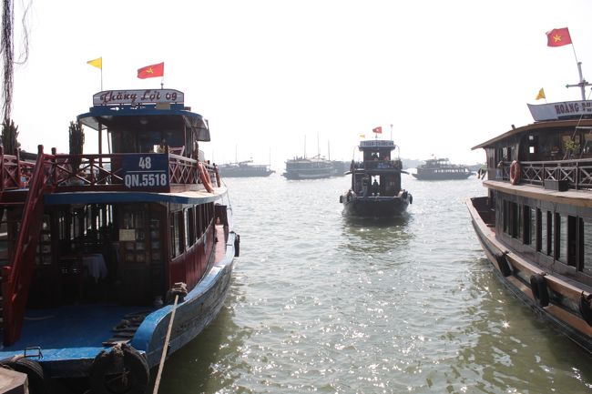 ハノイから約3時間で到着<br />奥に係留されているクルーズ船までは小型船で行き乗り換えます